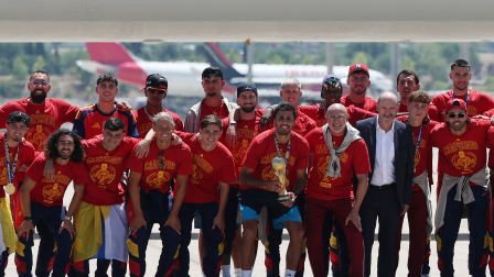 La selección de España posa con la Copa del Mundo en su llegada a Madrid.