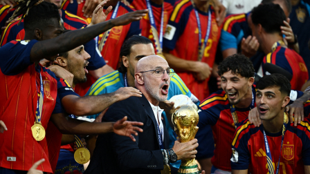 El seleccionador de España, Luis de la Fuente, levanta el trofeo de la Copa del Mundo junto a los miembros del equipo mientras celebran la conquista del título.