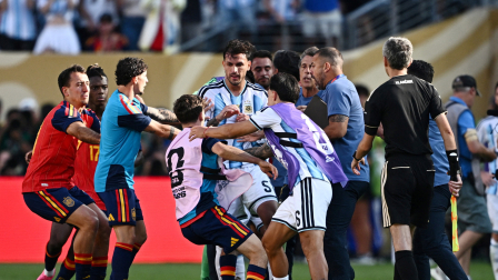 Los argentinos Leandro Paredes y Lisandro Martínez se enfrentan a Gavi, de España, tras el partido de la final.