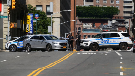 Policía arresta al presunto responsable del incendio frente a oficinas de inmigración en Nueva York.