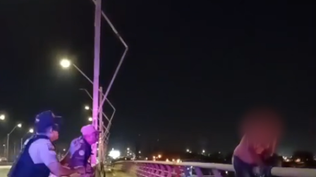 Un hombre fue captado intentando saltar desde un puente en Samborondón.