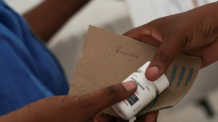 Una funcionaria sanitaria sostiene Lenacapavir, un tratamiento preventivo contra el VIH de acción prolongada.