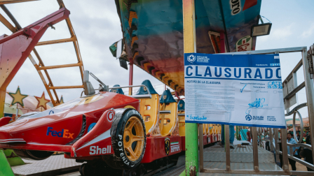 Autoridades clausuraron boleterías y juegos tras caída de mujer en parque de Guayaquil.