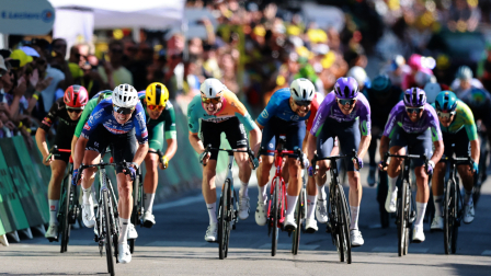 Ciclismo - Tour de Francia - 17.ª etapa - De Chambéry a Voiron - Voiron, Francia - 22 de julio de 2026. Jasper Philipsen, del equipo Alpecin-Premier Tech, en acción junto a otros ciclistas antes de ganar la 17.ª etapa.