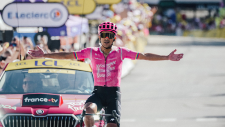 El ciclista ecuatoriano Richard Carapaz en la victoria de la etapa 18 del Tour de Francia.