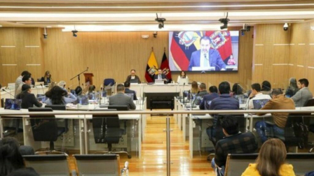 El Concejo Metropolitano de Quito debate el alza del pasaje en la ciudad.