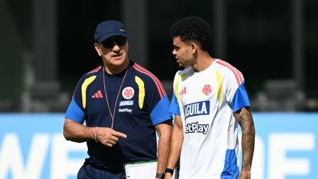 El DT Nestor Lorenzo junto al colombiano Luis Díaz, en un entrenamiento de la selección Colombia.