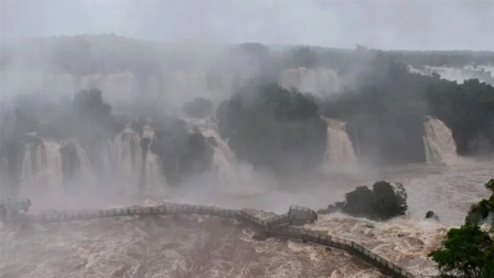 La crecida del río Iguazú obliga a cerrar el acceso a la Garganta del Diablo.
