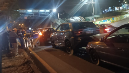 Dos vehículos chocaron en la autopista General Rumiñahui la noche de este jueves.