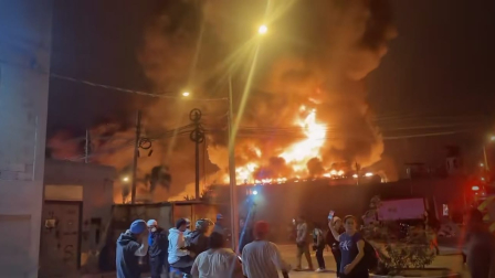 Voraz incendio consume una fábrica de cosméticos en Lima y obliga a evacuar a decenas de vecinos