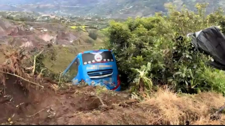 Un bus de pasajeros cayó en un barranco en Pelileo.