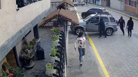 Armados roban una camioneta en menos de 10 segundos en Quito