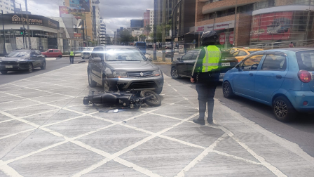 Vehículo del Consejo de la Judicatura sin placas arrolla a una motocicleta
