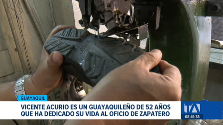 En el corazón del centro guayaquileño, el arte del calzado hecho a mano se resiste a desaparecer. Conoce la historia de Vicente Acurio. Un reportaje de Jazmín Solís