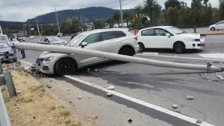 Un vehículo chocó contra un poste y ocasionó el cierre del paso lateral de la Ruta Viva.