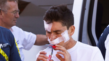 Einer Rubio tras ser atendido por el personal médico en el Tour de Francia.