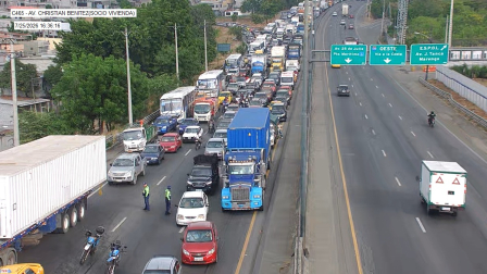 Fuerte congestión vehicular se registró en la vía Perimetral por un choque múltiple.