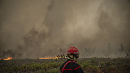 Los incendios alarman a España y Francia mientras bomberos trabajan por sofocar las llamas.