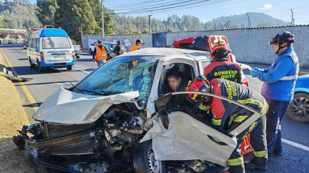 Dos vehículos chocaron en la Autopista General Rumiñahui.
