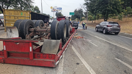 El contenedor quedó sobre la calzada, bloqueó varios carriles