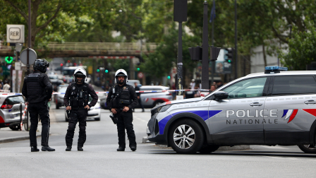 La policía francesa detuvo a un hombre tras agredir con dos cuchillos a tres mujeres en París.