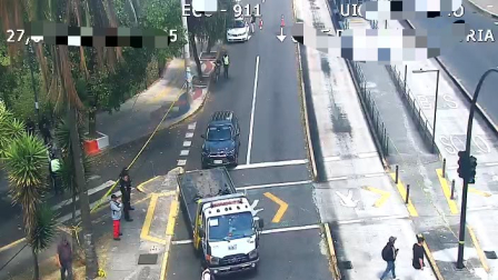 Un vehículo tipo SUV y una motocicleta chocaron en la avenida 6 de Diciembre y Patria.