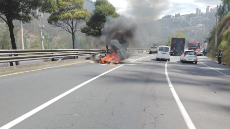 Un vehículo se incendió en el sector de Lumbisí, este lunes 27 de julio de 2026.