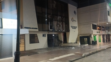 Un artefacto explosivo detonó en una Unidad Judicial de Machala la noche del 26 de julio de 2026.