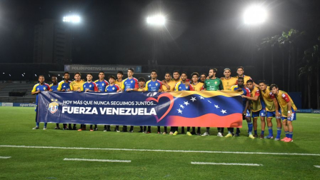 El plantel de UCV en el partido de ida