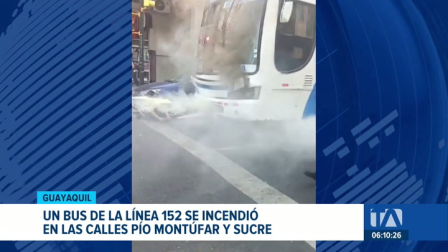 Un bus fue consumido por las llamas en pleno casco comercial de Guayaquil. La emergencia no dejó víctimas fatales. Un reportaje de Camila Guevara
