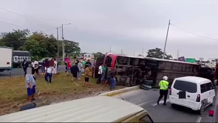 Un bus de la cooperativa reina se volcó en el redondel de Lomas de Sargentillo