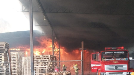 Trabajadores se salvan de voraz incendio en una bodega industrial de Durán