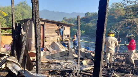 Bomberos atienden incendio que deja seis víctimas mortales en San Pedro Sula.