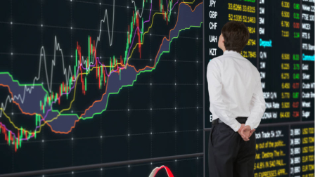 Un hombre mira la evolución del mercado de valores.