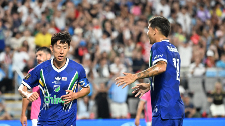 el delantero del equipo de las estrellas de la MLS Son Heung-Min, del LAFC (7), reacciona tras un gol en la primera mitad del Partido de las Estrellas en el Bank of America Stadium.