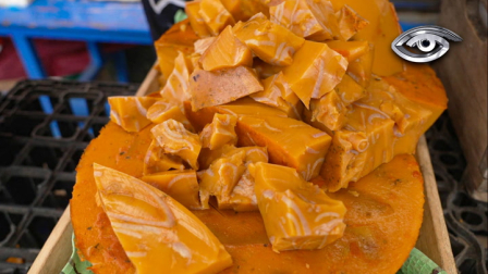 Quién diría que una golosina de mercado es, en realidad, un manjar de sal antiguo. Descubrimos por qué este plato frío, hecho con orejas, cuero y patas de cerdo se convirtió en protagonista de antiguos trueques y hoy brilla en las mesas más exigentes.