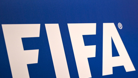 Emblema de la FIFA, máximo organismo del deporte mundial.
