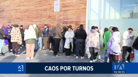 Filas de hasta 400 personas y largas esperas persisten en las inmediaciones de la Plataforma Gubernamental Sur para la emisión de licencias. Un reportaje de Lucía Clavijo