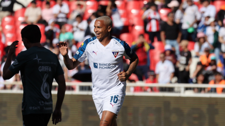 Deyverson festeja su tanto en la Copa Ecuador ante Leones en el stadio Rodrigo Paz Delgado