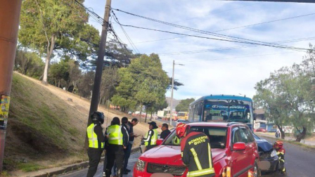 Cinco vehículos chocaron en el Intercambiador de Carcelén, en el norte de Quito.
