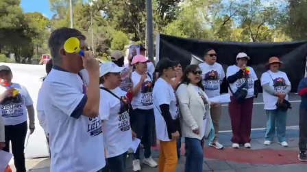 Plantón de familiares y amigos de Lizeth Bunshi en exteriores de la Fiscalía General del Estado.