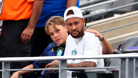 Estadio New York New Jersey, East Rutherford, Nueva Jersey, EE. UU. - 5 de julio de 2026. Neymar, de Brasil, aparece con su hijo Davi Lucca tras el partido.