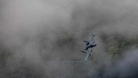 Un avión de combate caza se estrelló cerca de una base militar en San Diego.
