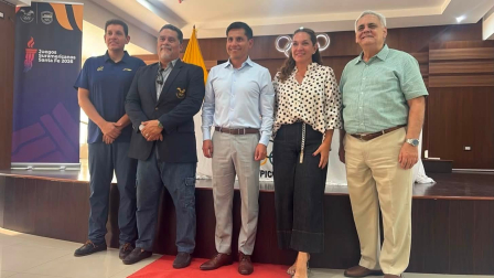 Jefferson Pérez en una de las primeras reuniones al asumir al COE