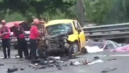 Tragedia en Esmeraldas taxi choca con furgoneta que transportaba estudiantes