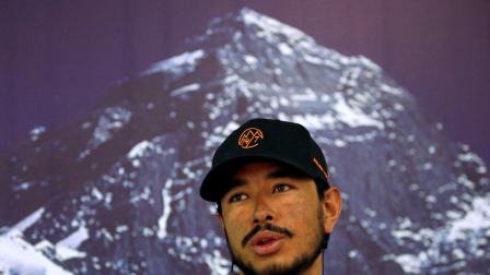 Nirmal Purja habla durante una conferencia de prensa después de escalar seis montañas, incluido el Monte Everest
