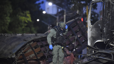 Un agente de policía inspecciona los restos de un camión tras la explosión de un coche bomba cerca de una comisaría en Cúcuta, Colombia, el 1 de agosto de 2026.
