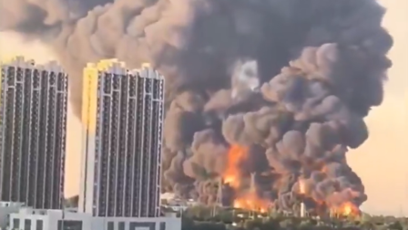 Fuerte incendio consume un centro de almacenamiento en China y desata el pánico visual