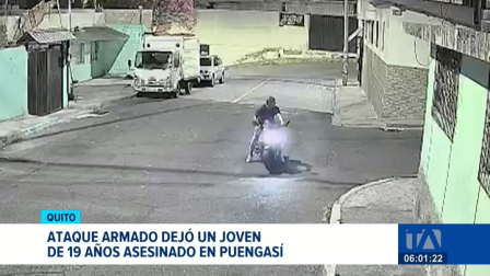 Un ataque armado en Puengasí, sur de Quito, dejó una víctima mortal. La Policía Nacional se desplegaron en la zona para levantar indicios. Un reportaje de Gustavo Jaramillo