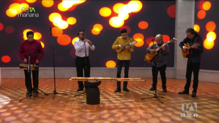 La Orquesta de Instrumentos Andinos nos acompaña con un recorrido por la riqueza musical y los sonidos tradicionales del Ecuador.